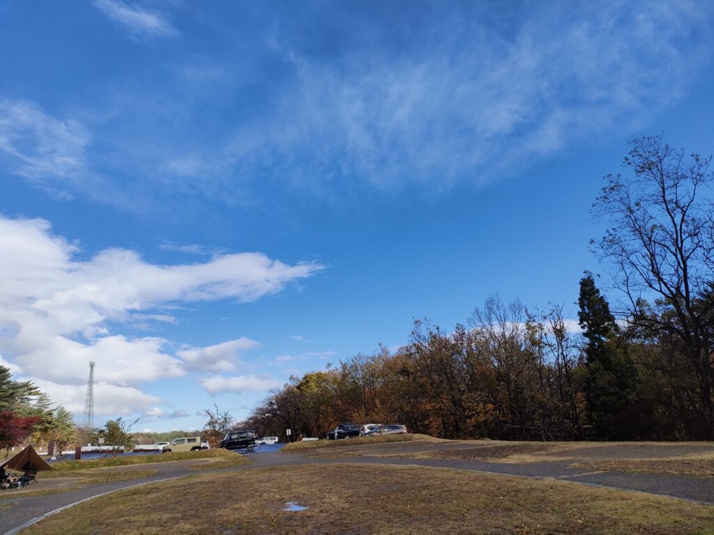 駐車場の青空（地面から）