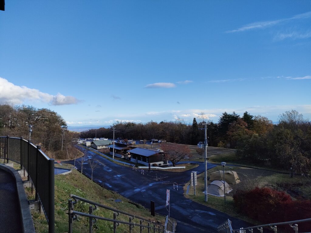 駐車場の青空（高いところから）