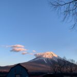 富士山と顔の建物