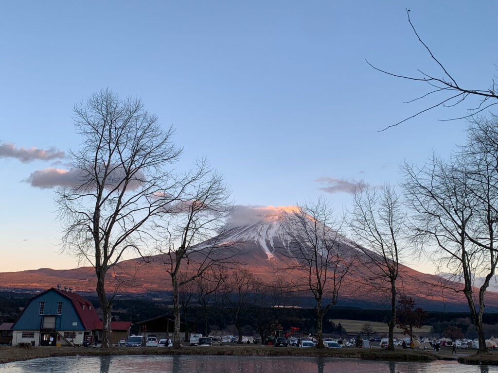 富士山と池と牛舎